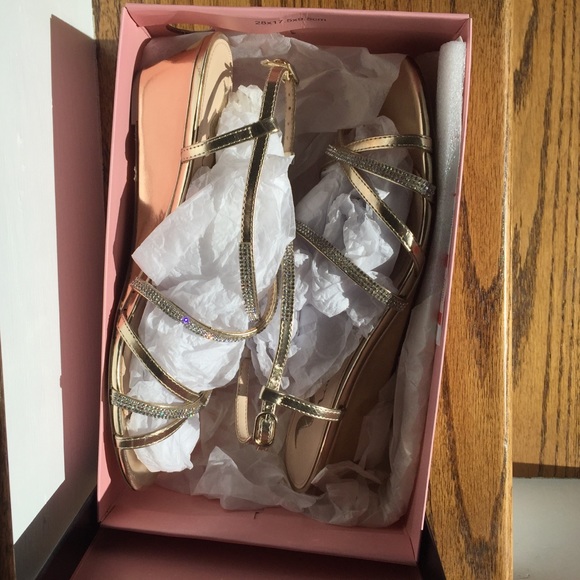 Woman’s Wedges - Picture 2 of 4